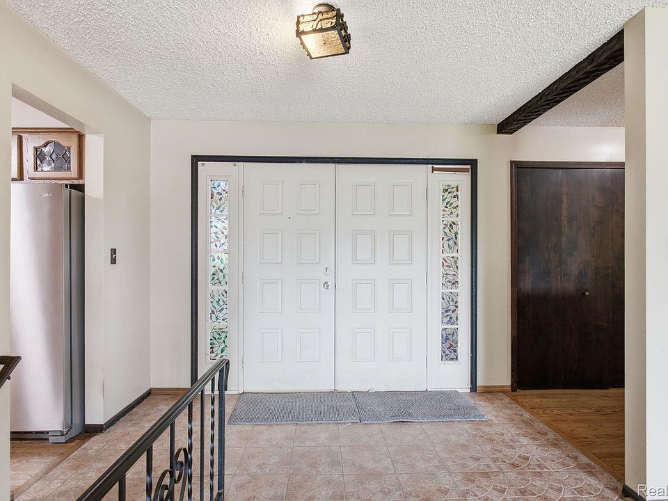 2726 Bay Dr, photo 2
