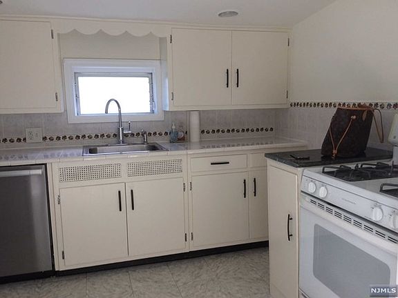 5th image of 39-40 Morlot Ave