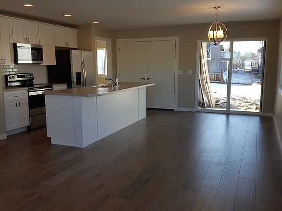 3rd image of 909 Sanford Ave