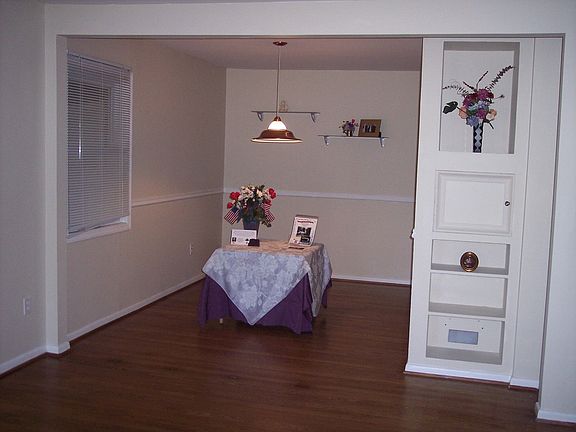 Dining Area w/Display Nook