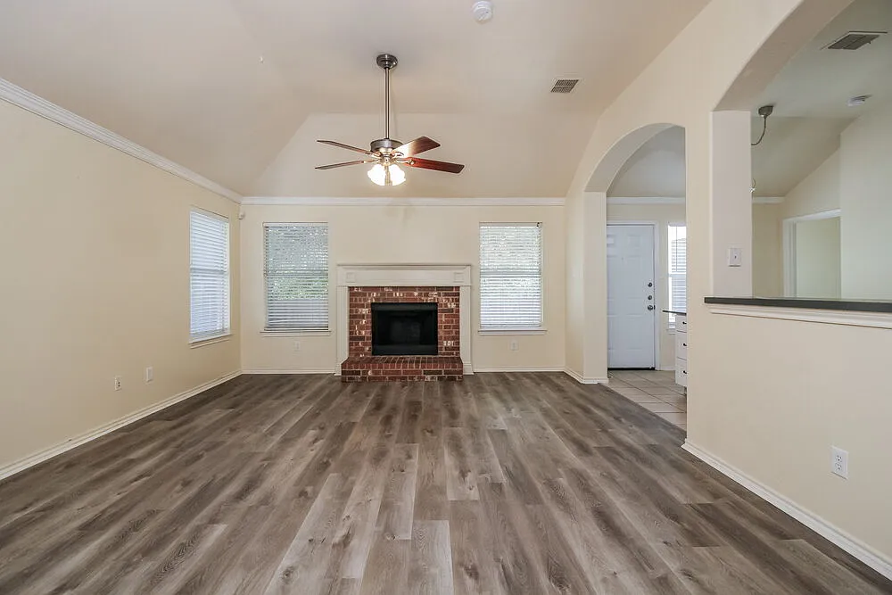 3 bed, 2.0 bath, 1356 sqft, $1,980 — Photo 4