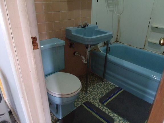 4th image of 1015 W University Ave #2