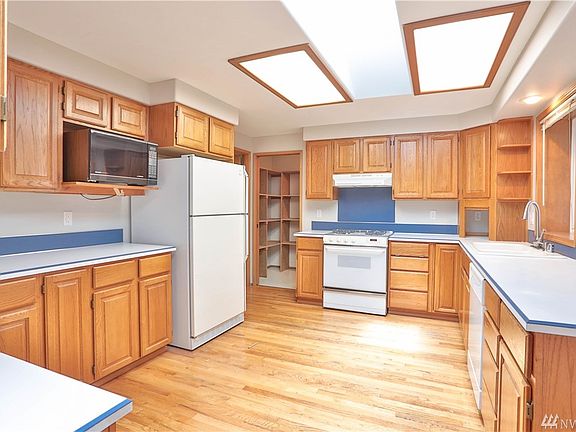 3rd image of 3237 Jeri Dr NE
