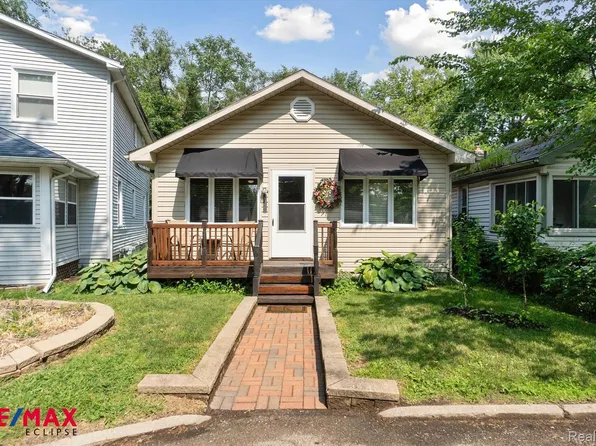 2435 Kleist Ct, Keego Harbor, MI 48320