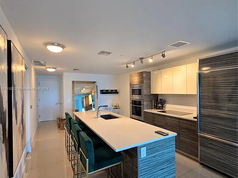 460 NE 28th St #602 — Photo 12