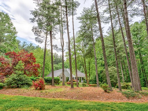 3rd image of 270 Riverbend Dr