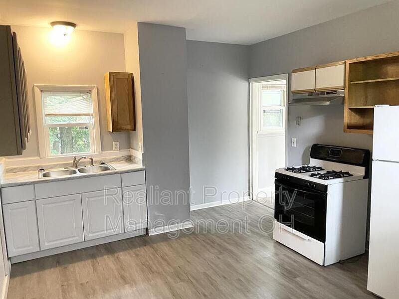 1st image of 3035 Percy Ave