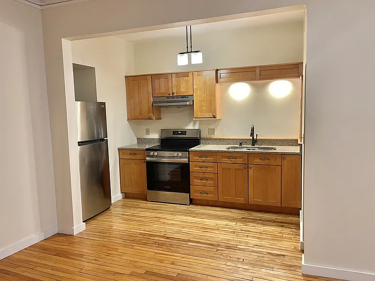 Pleasant St — Photo 15
