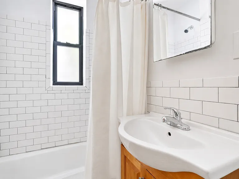600 Macon St #2R — Photo 6