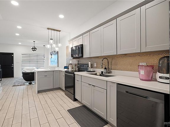 5th image of 813 Lucia Dr