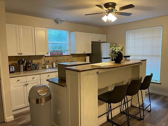 5th image of 158 Diane Dr #1