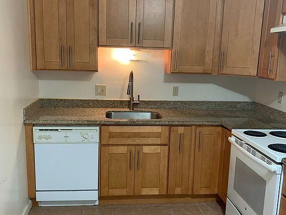 3rd image of 5526 Bayview Ave