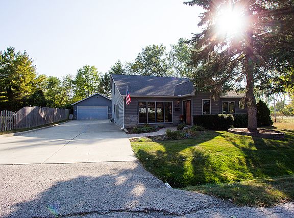 2nd image of 10 Hennings Ct