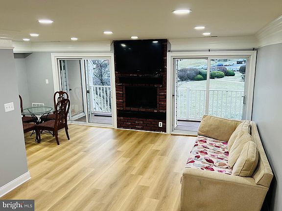 5th image of 1044 Warwick Ct #9