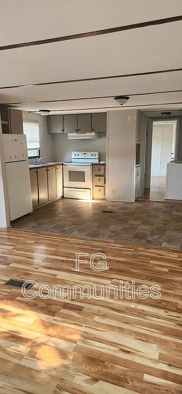 2 bed, 1.0 bath, $995 — Photo 2