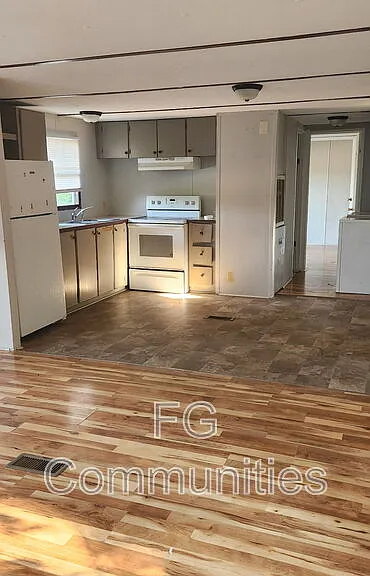 100 2nd Ave SE #F — Photo 2