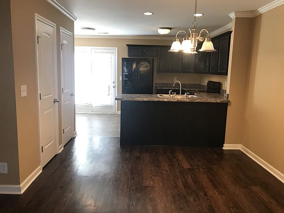 4th image of 302 Sam Houston Cir
