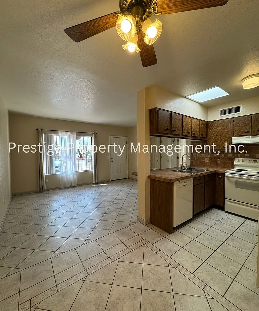 Cozy Townhouse with Bike trails, Screened in Porch and More! — Photo 4