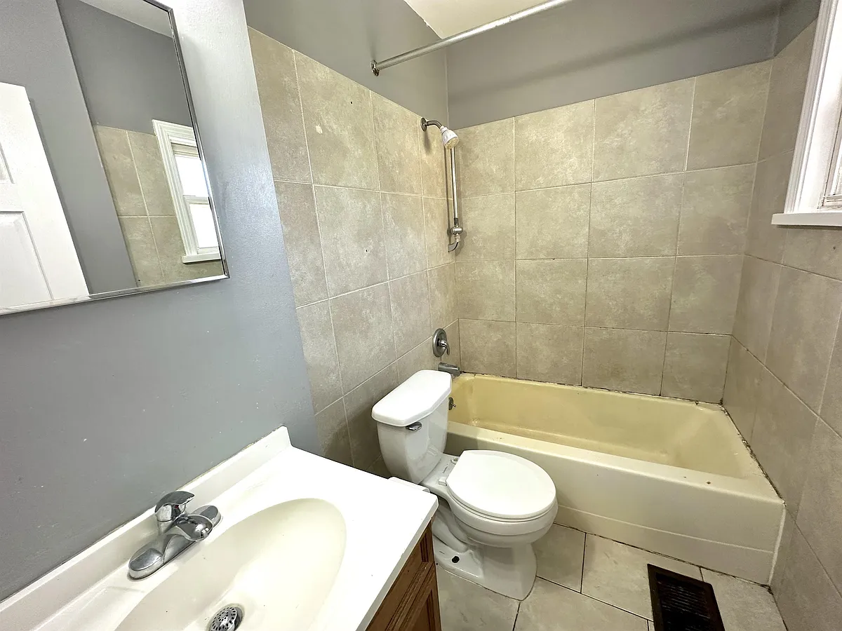 Building Photo - 517 9th St #1