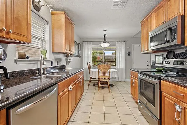 105 N Kings Ct — Photo 5