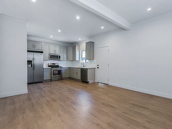 4th image of 1008 Waterloo St #1008