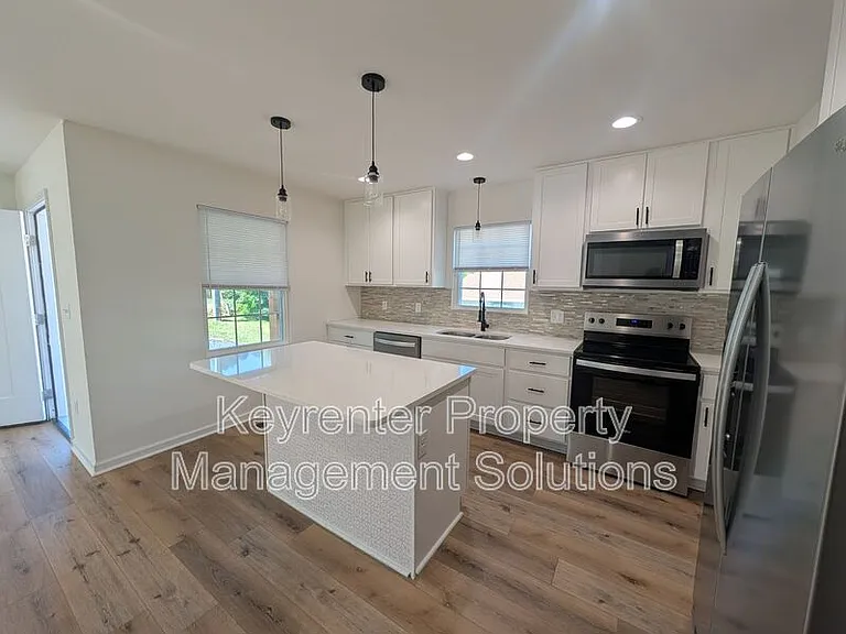 55 Breezewood Dr — Photo 4