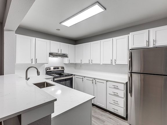 RENOVATED 1 bedroom 1 bath: Kitchen