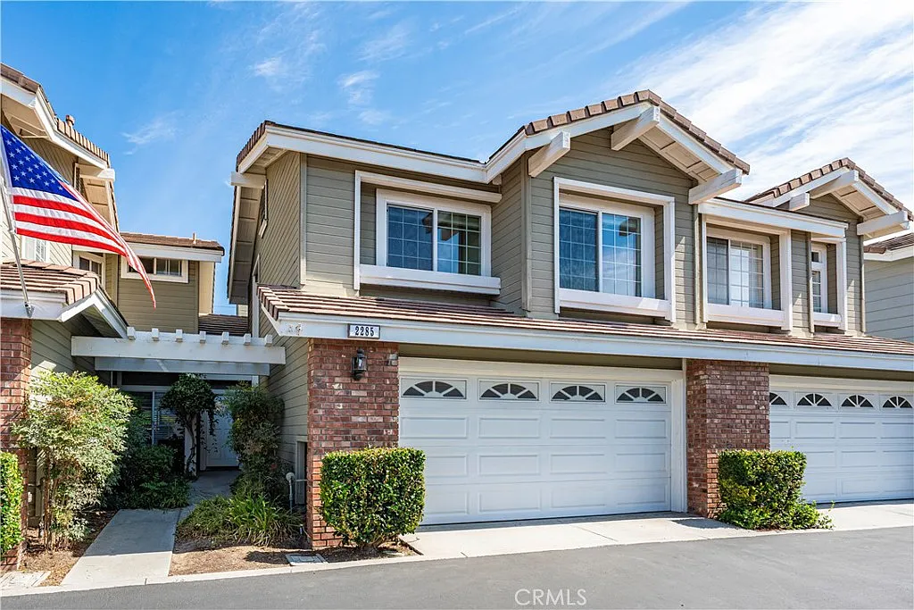 3 bed, 2.5 bath, 1325 sqft, $4,150 — Photo 1