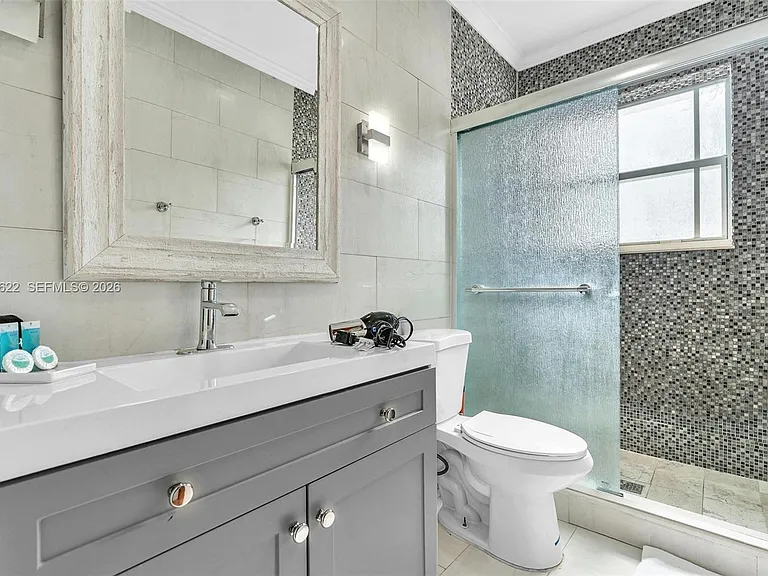 10004 E Bay Harbor Dr #9 — Photo 15
