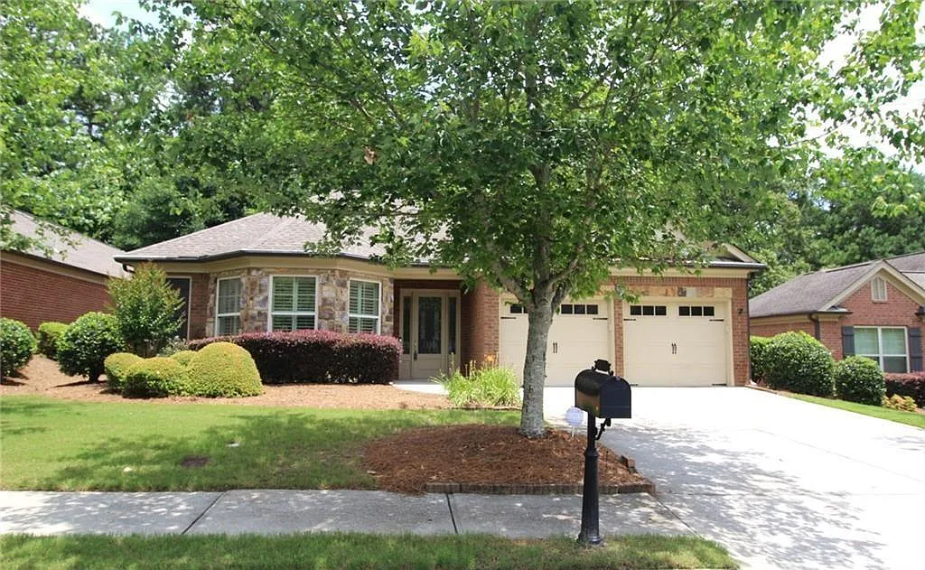 3 bed, 3.0 bath, 2376 sqft, $2,300 — Photo 2