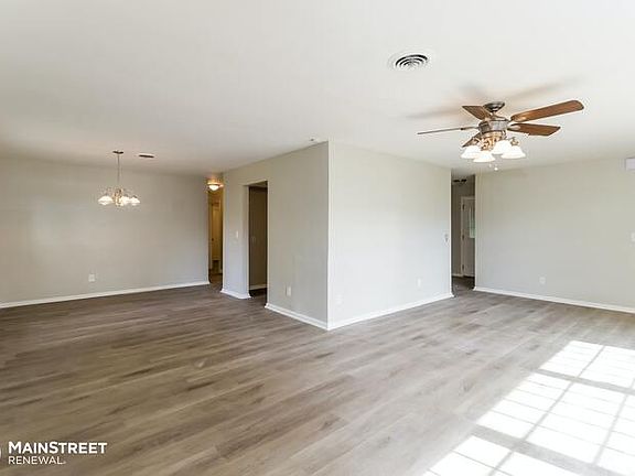 4th image of 3133 Carleton Cir W