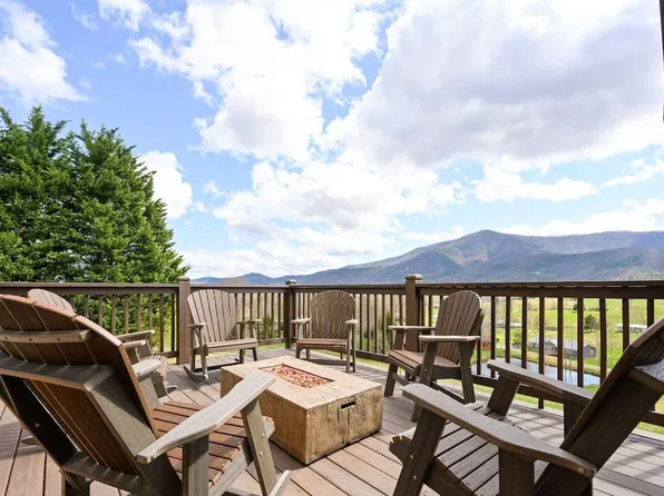 4032 Roundtop Dr, Sevierville, TN 37862