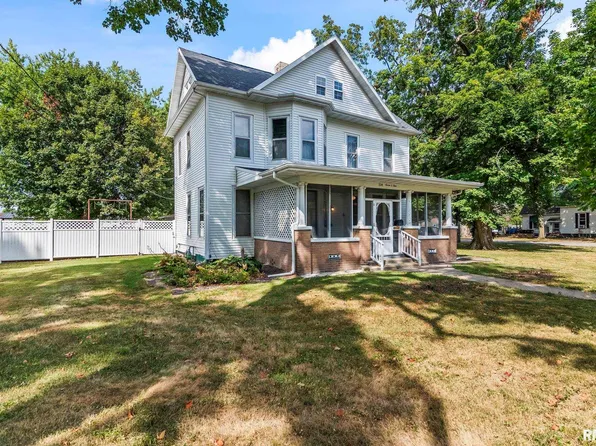 704 W Madison St, Girard, IL 62640