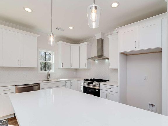 3rd image of 151 Bruce Rd