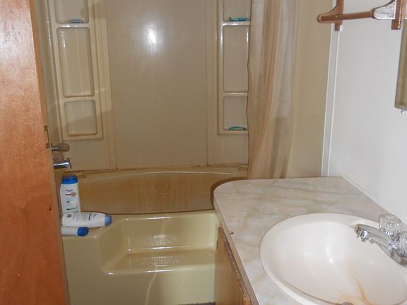 4th image of 215 Meadow Ct
