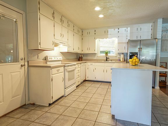 4th image of 1008 Gloria Ave