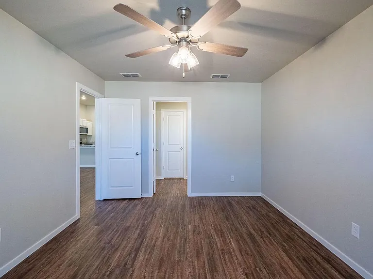 2114 N Avenue K — Photo 17