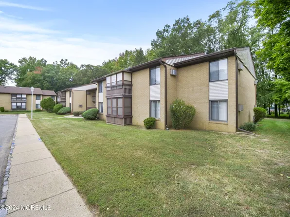 60 Amberly Drive #D, Manalapan, NJ 07726