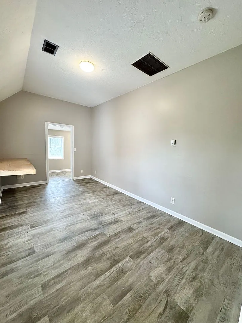 1305 S 32nd Street — Photo 3