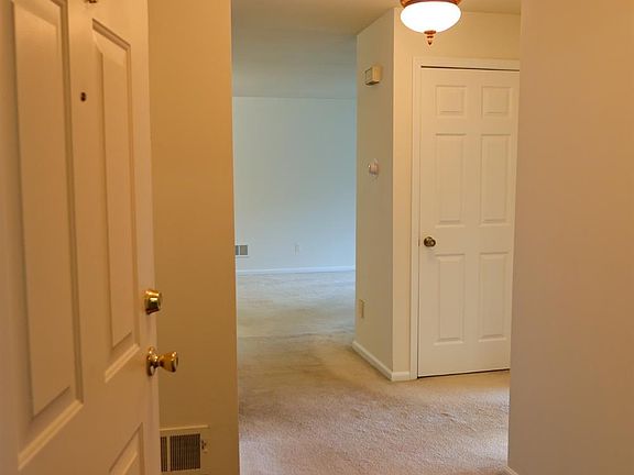 4th image of 312 Raintree Ct