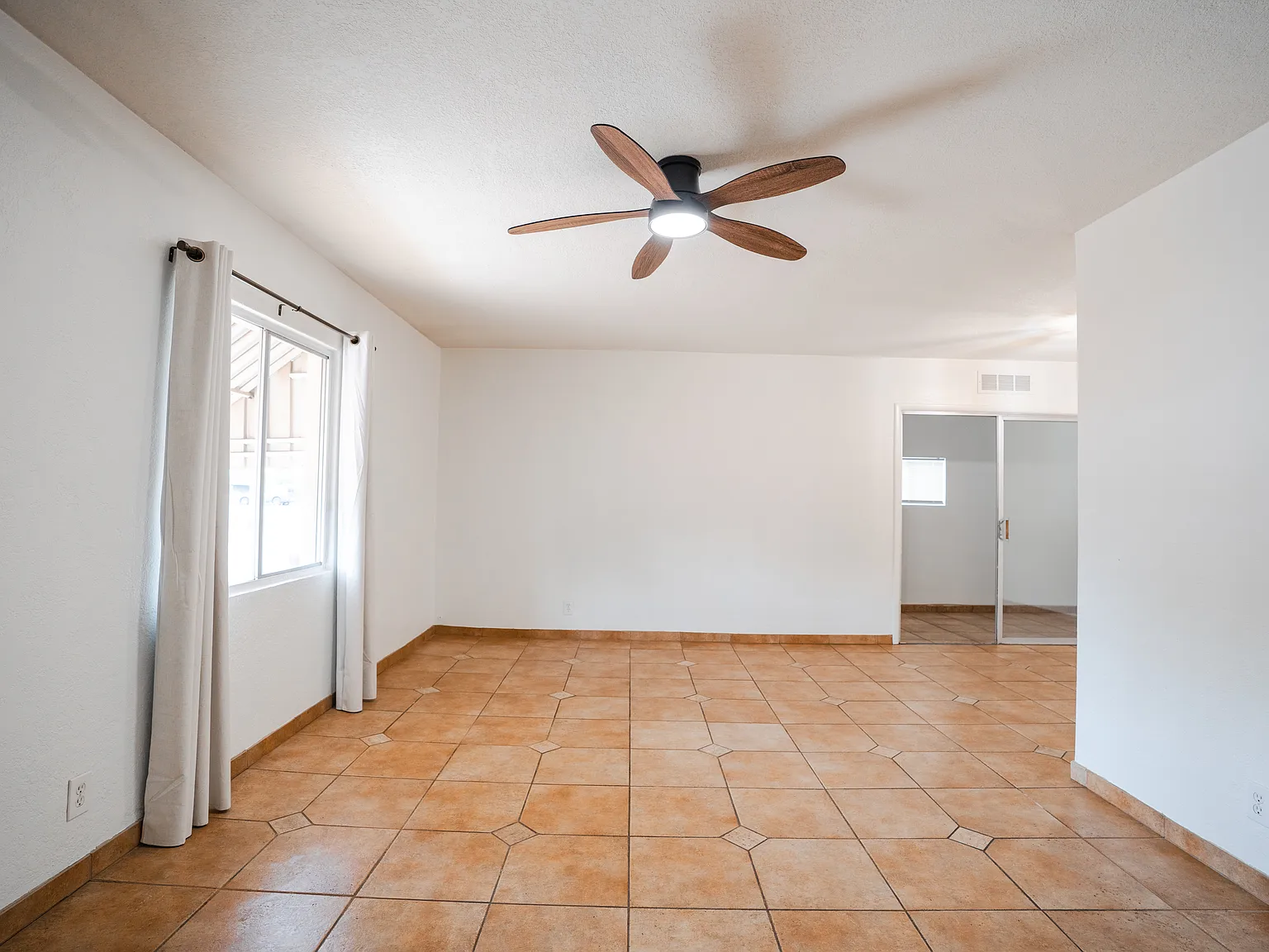 3 bed, 1250 sqft, $1,900 — Photo 2