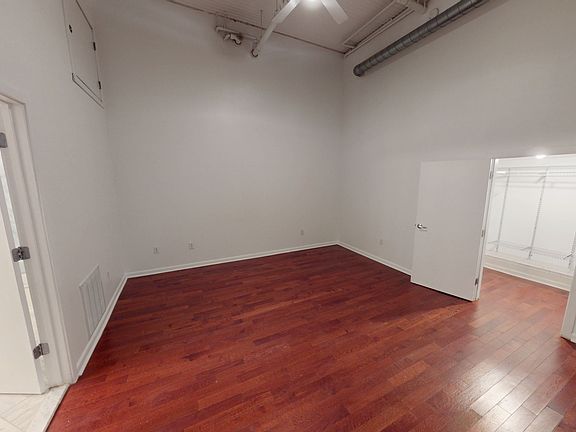 5th image of 2200 Arch St #307