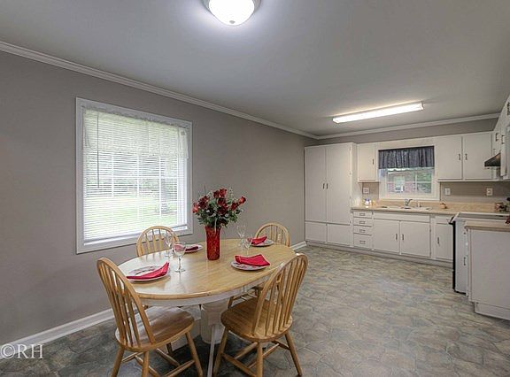 4th image of 34 Glenwood Dr