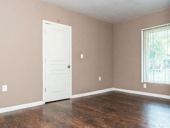 4th image of 132 E Howard St