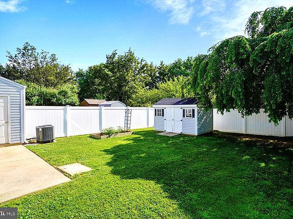 3rd image of 1675 Woodtree Ct E