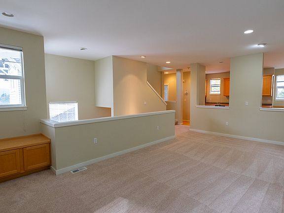 3rd image of 1601 NE Katsura St Unit 401