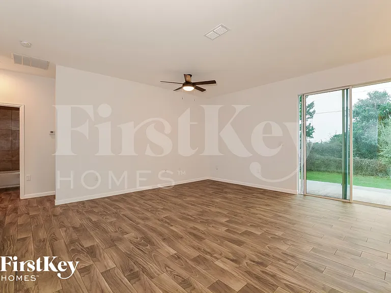 1050 E Lombardy Dr — Photo 2