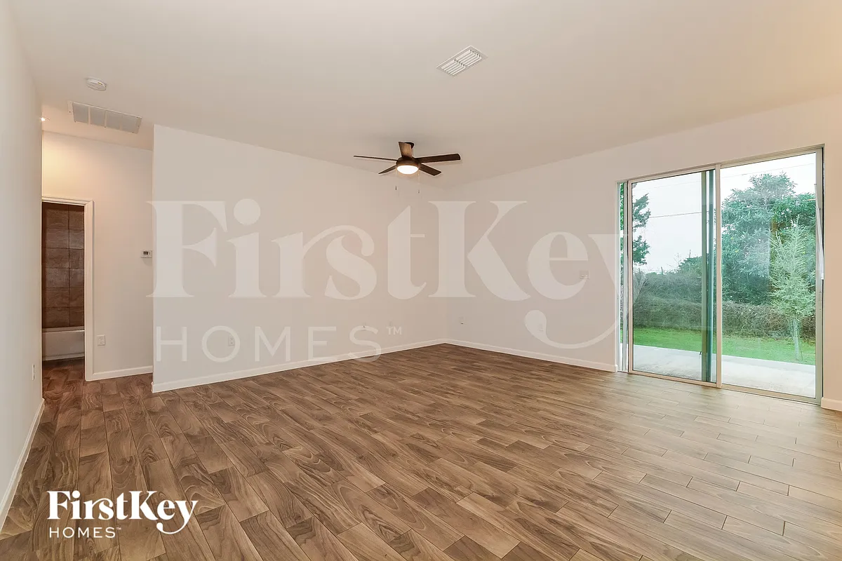 Building Photo - 1050 E Lombardy Dr