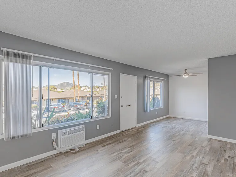 Ivanhoe Village Apartments — Photo 6