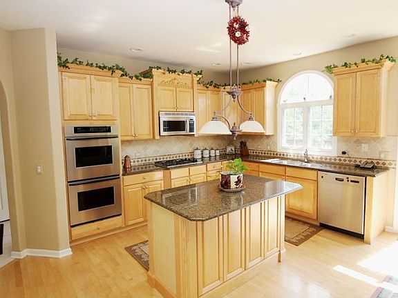 2nd image of 2260 Glouceston Ln